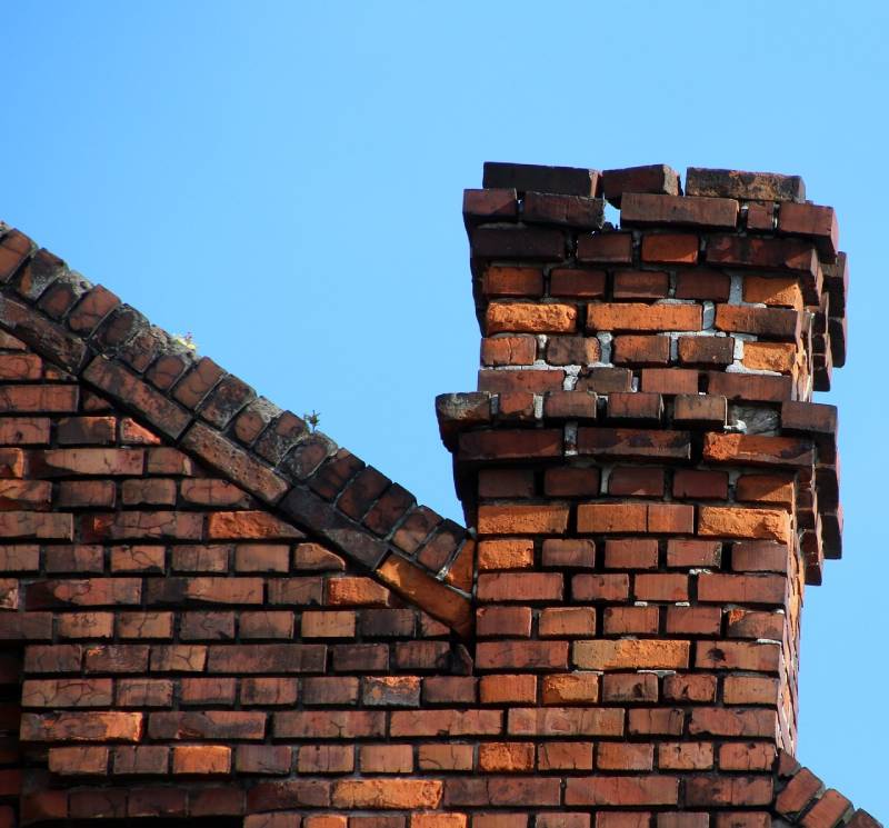 Signs Your Franklin Home Needs a Chimney Inspection Damaged chimney on an Franklin home showing cracks and missing mortar